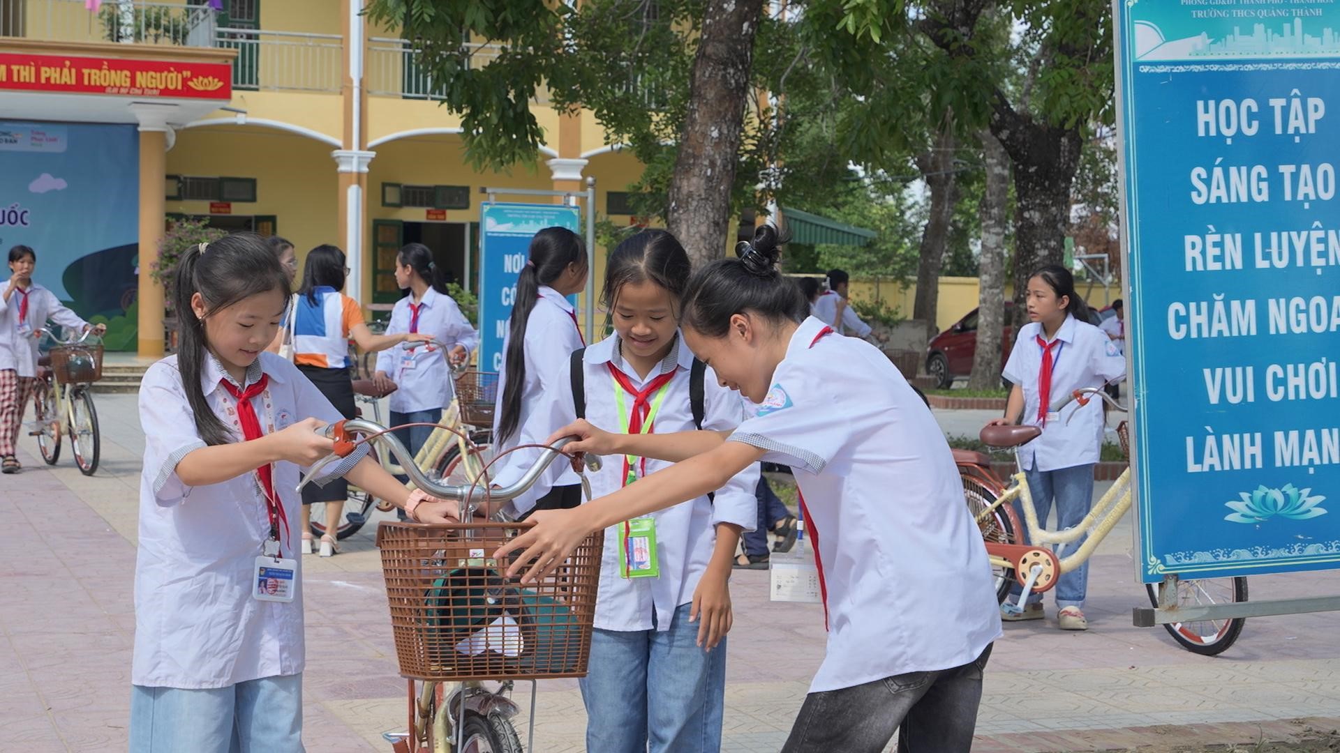 Cần biết - Nhà báo Trương Anh Ngọc, nhà báo Phạm Gia Hiền xúc động trong lễ trao xe đạp cho học sinh nghèo tại Thanh Hoá (Hình 2).