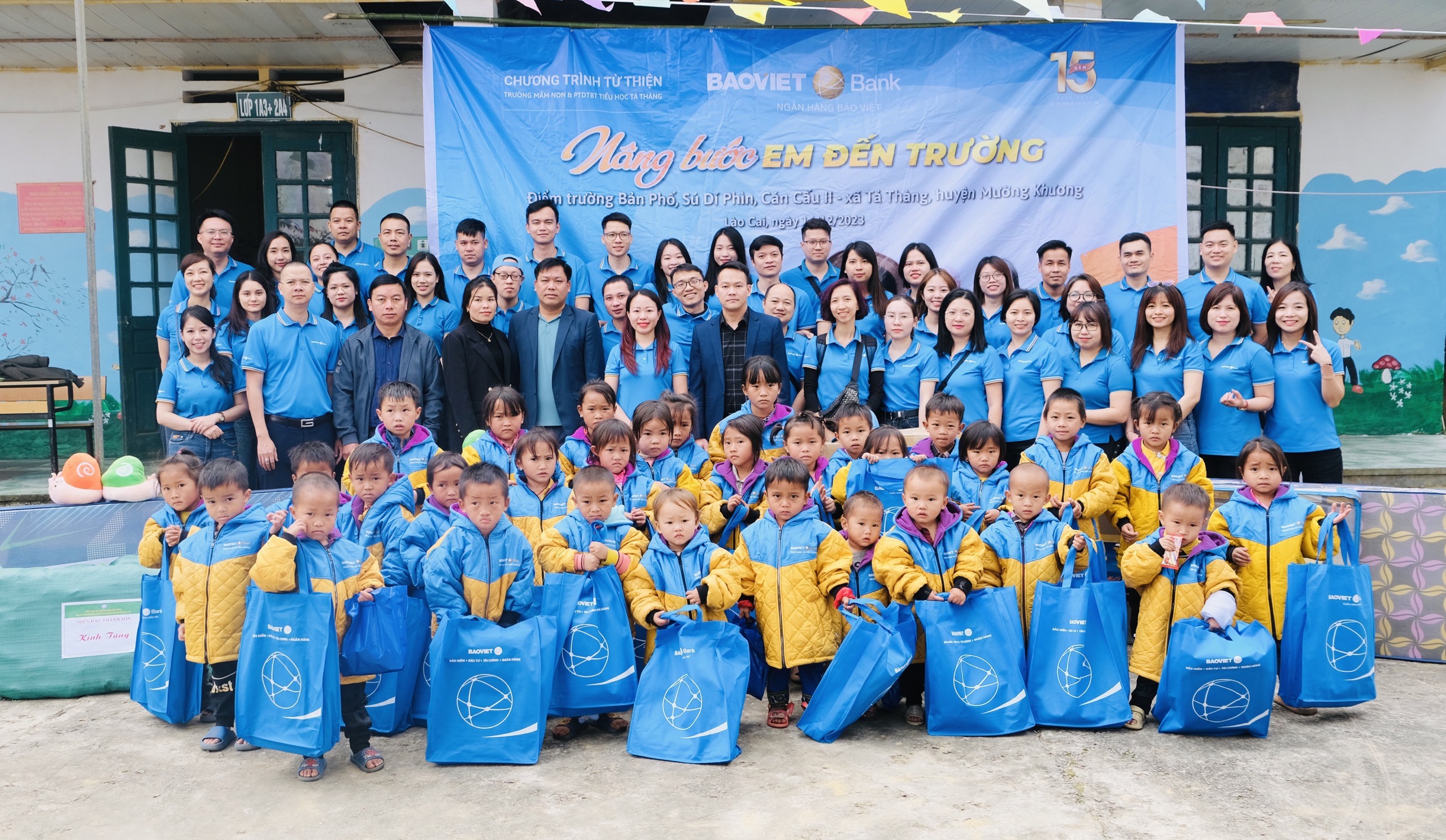 Kinh tế - BAOVIET Bank tài trợ gần 300 triệu đồng cho học sinh nghèo vùng cao