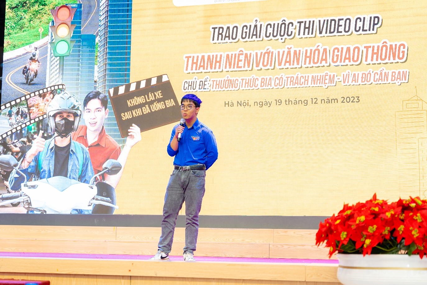 Cần biết - “Thanh niên với văn hóa giao thông – Thưởng thức bia có trách nhiệm – Vì ai đó cần bạn” (Hình 4).