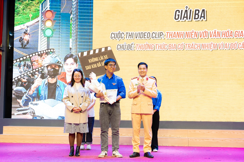 Cần biết - “Thanh niên với văn hóa giao thông – Thưởng thức bia có trách nhiệm – Vì ai đó cần bạn” (Hình 5).