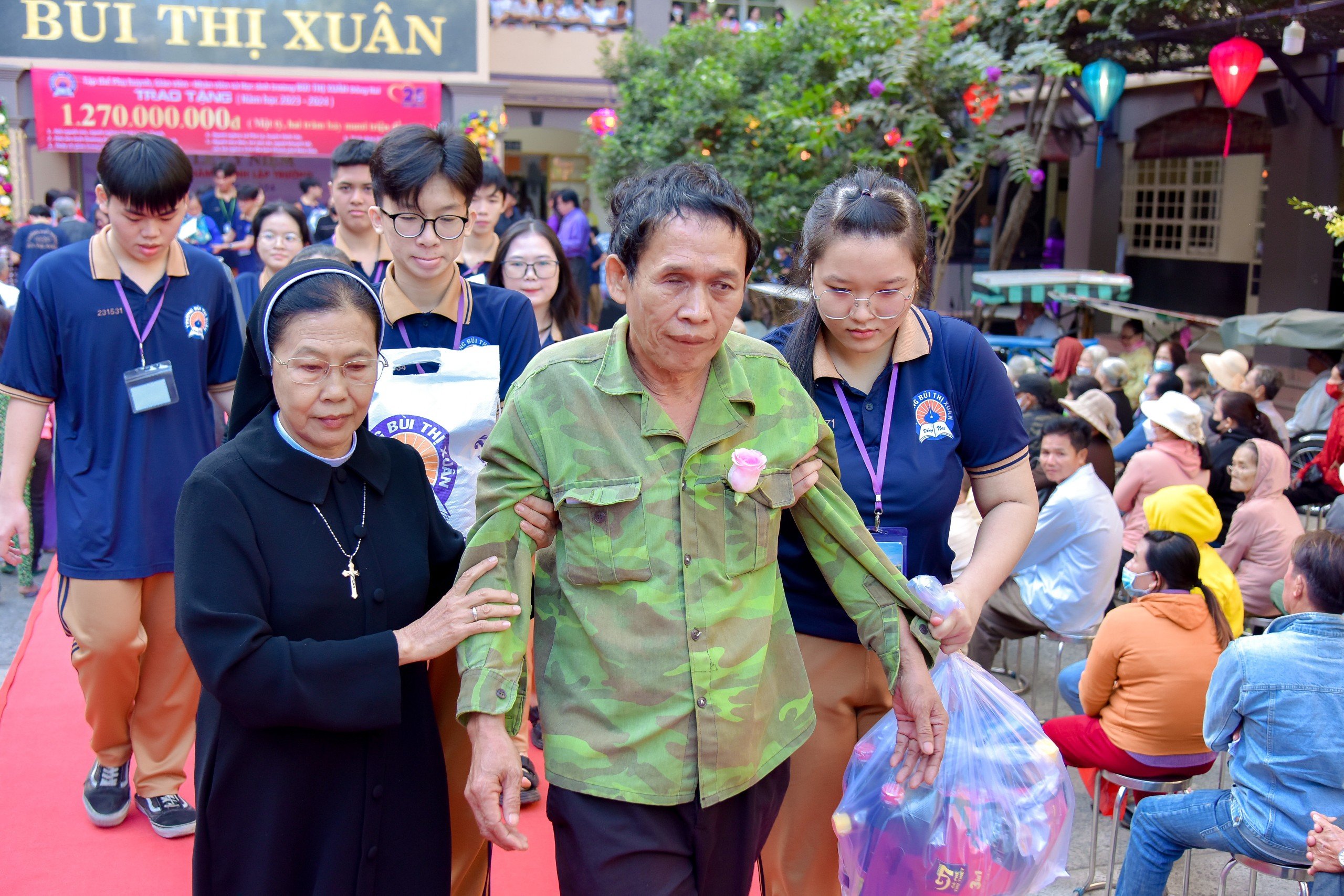 Cần biết - Trường TH-THCS-THPT Bùi Thị Xuân: Trao tặng quà Tết cho những hoàn cảnh khó khăn (Hình 3).