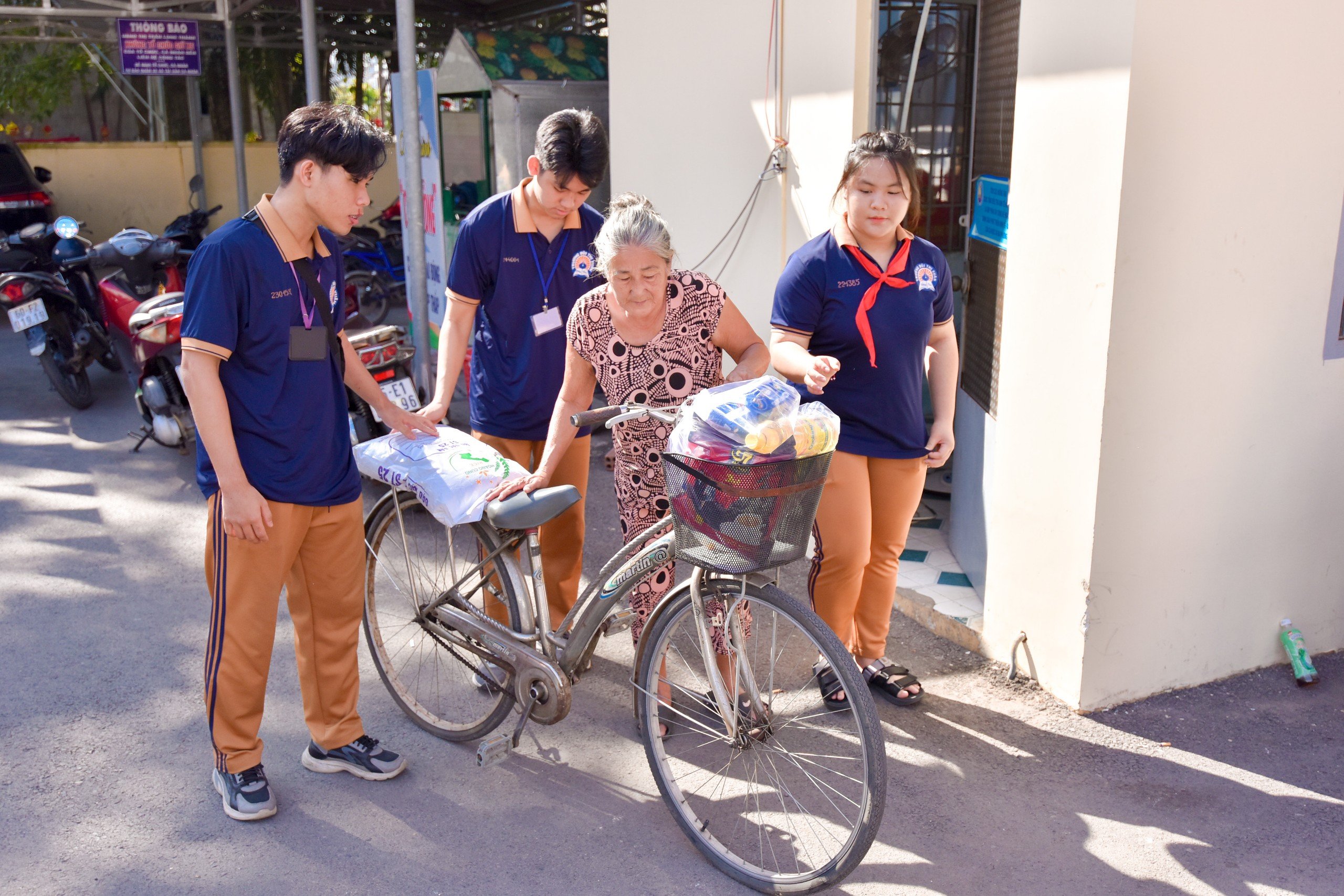 Cần biết - Trường TH-THCS-THPT Bùi Thị Xuân: Trao tặng quà Tết cho những hoàn cảnh khó khăn (Hình 8).