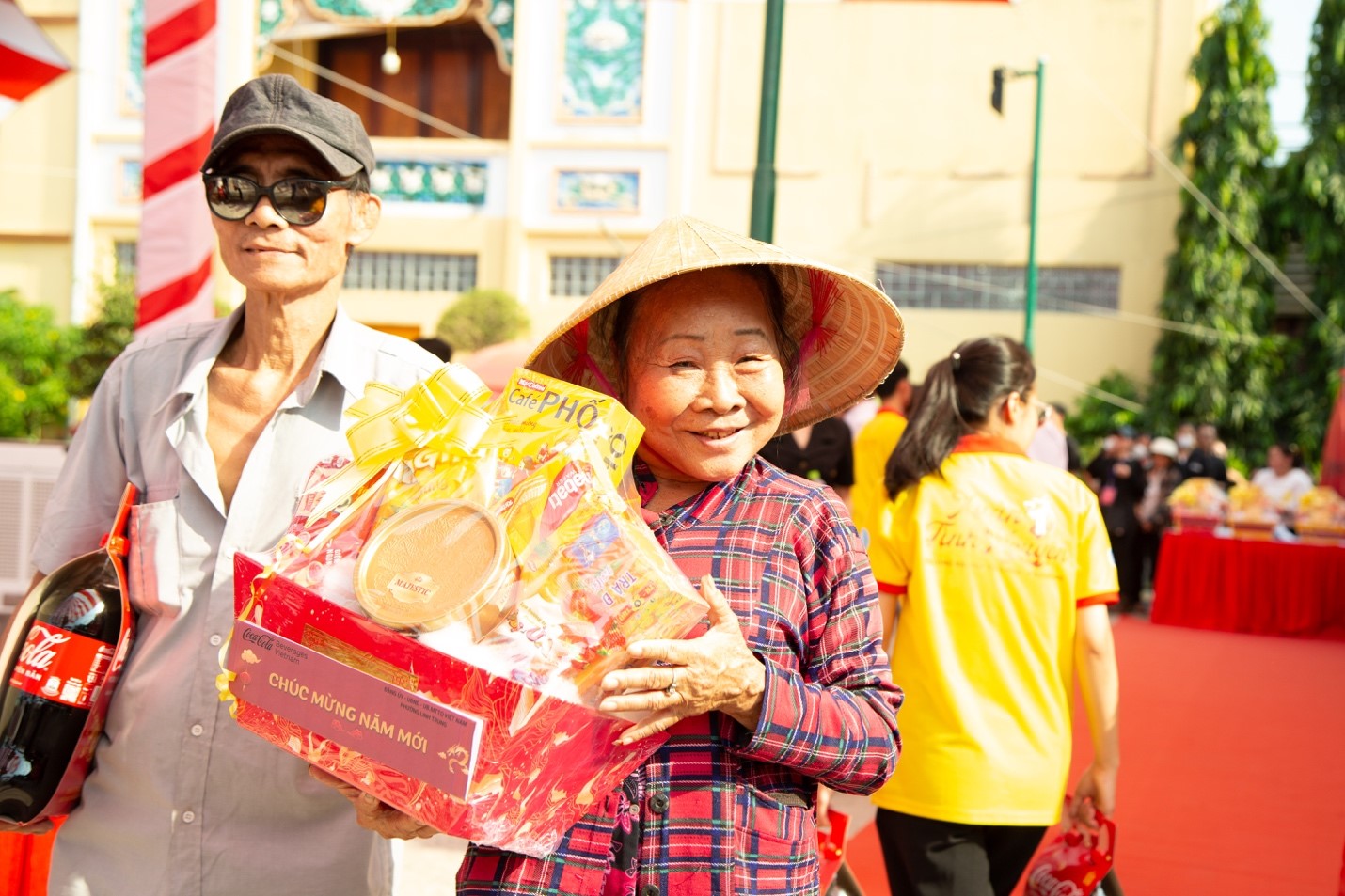 Cần biết - Coca-Cola Việt Nam mang Tết diệu kỳ đến hàng nghìn hoàn cảnh khó khăn khắp cả nước qua chương trình “Vui Tết cùng Coca-Cola” (Hình 3).