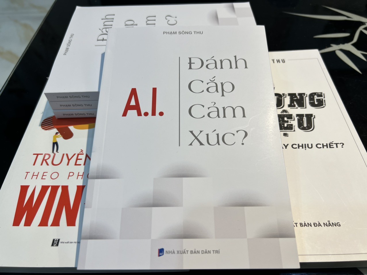 Cần biết -  Sách “AI đánh cắp cảm xúc”: Hành trang quý giá cho những ai đang tìm hiểu và phát triển thương hiệu cá nhân