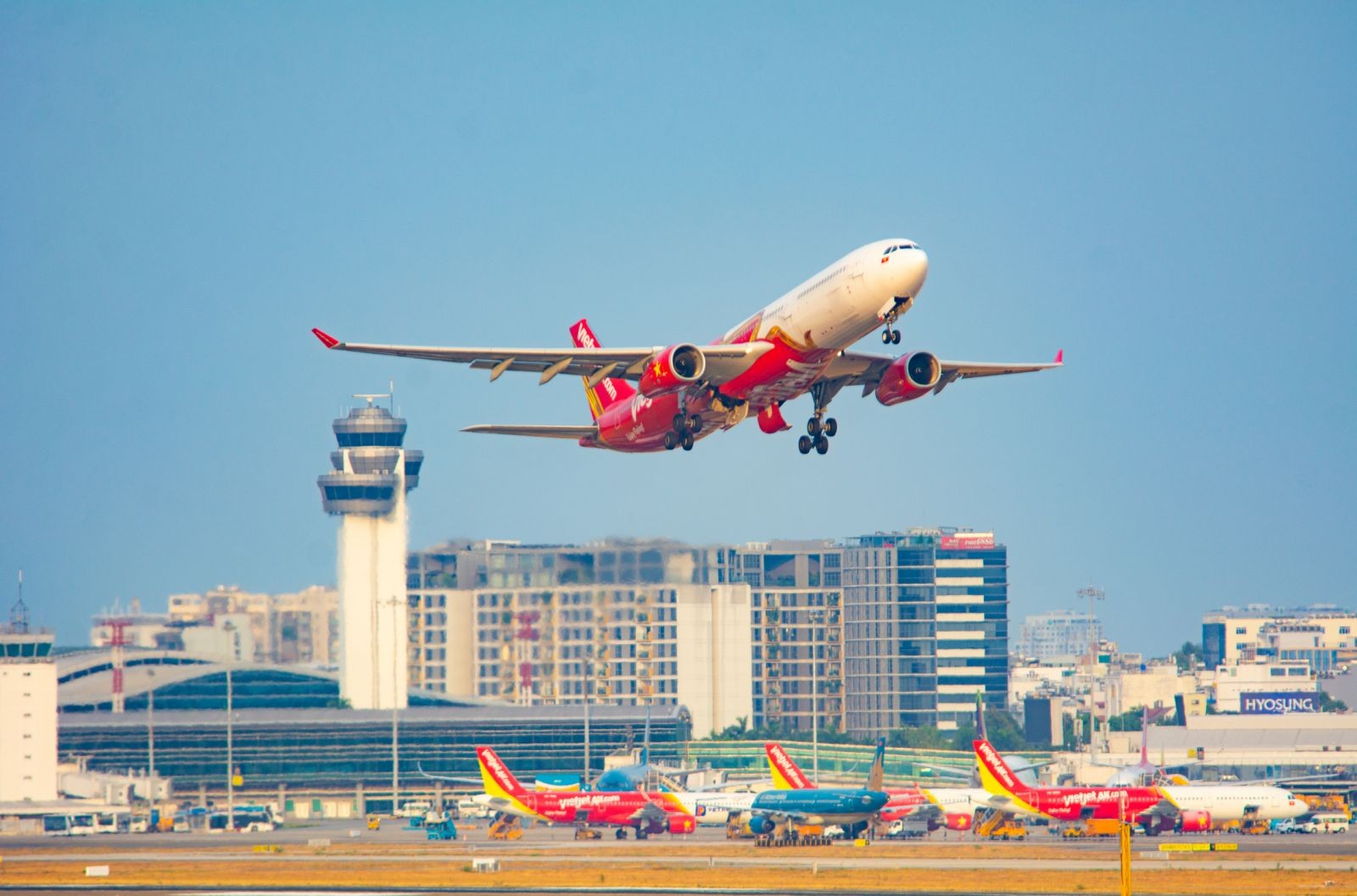 Kinh tế - Vietjet đặt kế hoạch vận chuyển 27 triệu lượt khách năm 2024, chia cổ tức 25% (Hình 3).