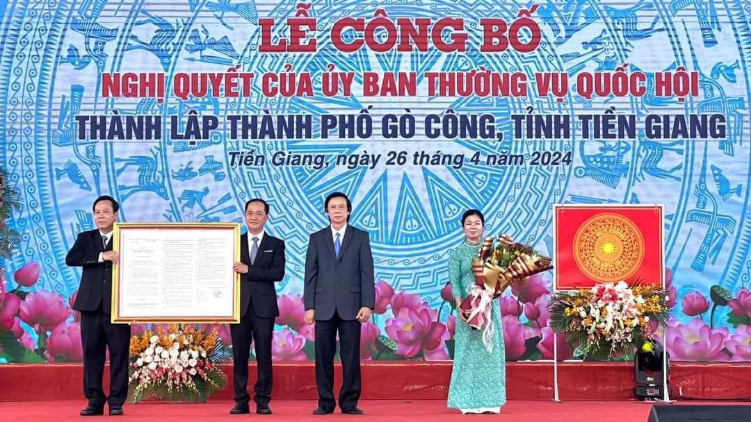 Cần biết -  Hoa hậu Nhân ái Nguyễn Ngọc Hiếu tham dự lễ công bố thành lập Tp.Gò Công (Hình 2).