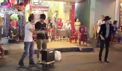 Giải tr&iacute; - Lệ Rơi, th&aacute;nh b&agrave;n chải v&agrave; hot boy kẹo k&eacute;o h&aacute;t tr&ecirc;n phố g&acirc;y kẹt xe