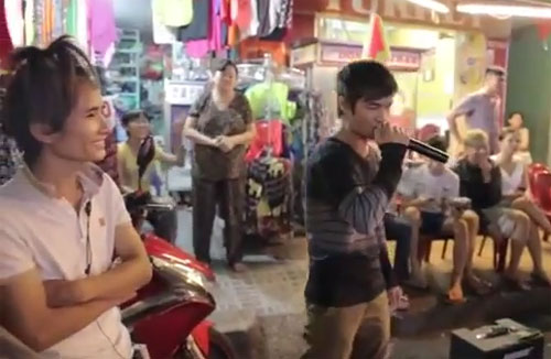 Giải tr&iacute; - Lệ Rơi, th&aacute;nh b&agrave;n chải v&agrave; hot boy kẹo k&eacute;o h&aacute;t tr&ecirc;n phố g&acirc;y kẹt xe (H&igrave;nh 3).