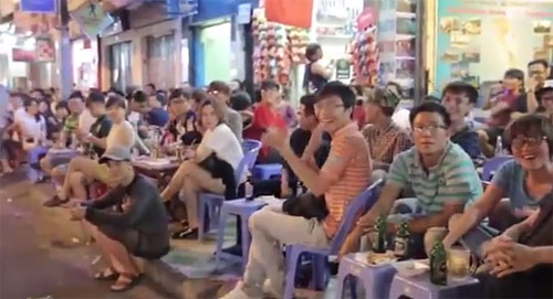 Giải tr&iacute; - Lệ Rơi, th&aacute;nh b&agrave;n chải v&agrave; hot boy kẹo k&eacute;o h&aacute;t tr&ecirc;n phố g&acirc;y kẹt xe (H&igrave;nh 4).