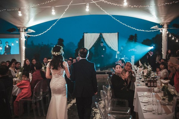 Giải tr&iacute; - Video: Đ&aacute;m cưới đẹp như mơ của cặp đ&ocirc;i H&agrave; th&agrave;nh g&acirc;y sốt