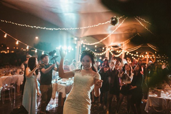 Giải tr&iacute; - Video: Đ&aacute;m cưới đẹp như mơ của cặp đ&ocirc;i H&agrave; th&agrave;nh g&acirc;y sốt (H&igrave;nh 5).