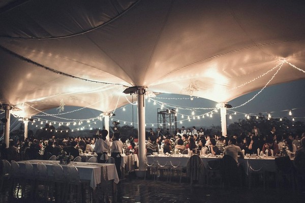 Giải tr&iacute; - Video: Đ&aacute;m cưới đẹp như mơ của cặp đ&ocirc;i H&agrave; th&agrave;nh g&acirc;y sốt (H&igrave;nh 6).