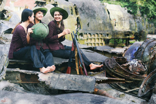 Xã hội - Bộ ảnh ‘Nữ thanh niên xung phong’ gây xúc động mạnh (Hình 3).