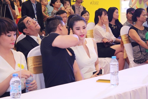 Giải trí - Trương Quỳnh Anh thân mật với Phạm Văn Mách (Hình 3).