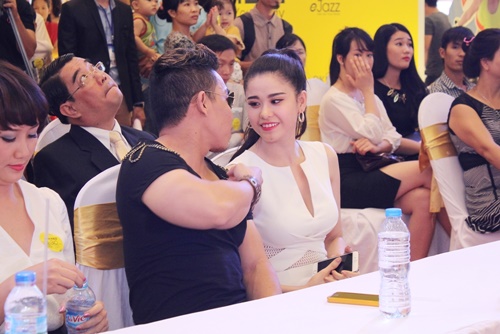 Giải trí - Trương Quỳnh Anh thân mật với Phạm Văn Mách (Hình 4).