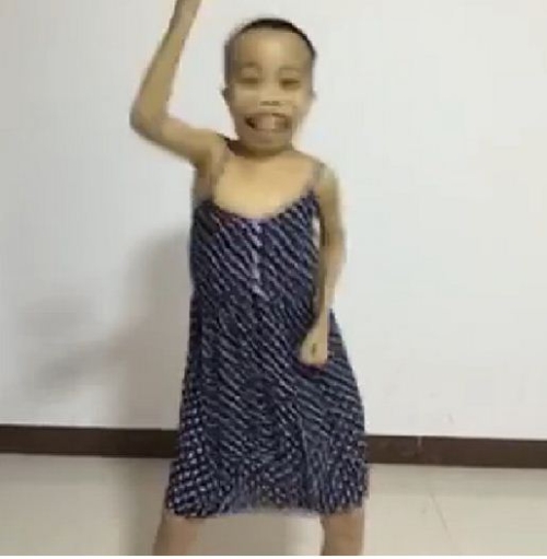 Giải trí - ‘Đại gia xấu trai’ lại gây bão với ‘Vũ điệu cồng chiêng'