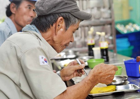 Xã hội - Quán cơm 'thần tiên' 2.000 đồng giữa Sài Gòn