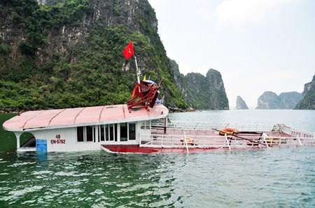 Pháp luật - Chìm tàu chở 48 du khách trên vịnh Hạ Long