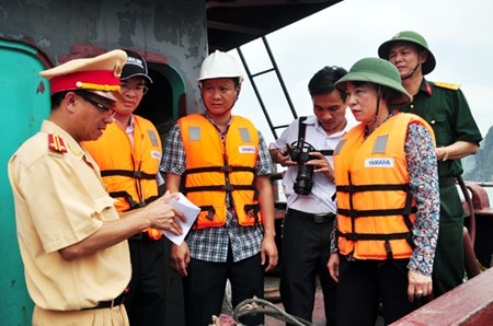 Pháp luật - Chìm tàu chở 48 du khách trên vịnh Hạ Long (Hình 2).