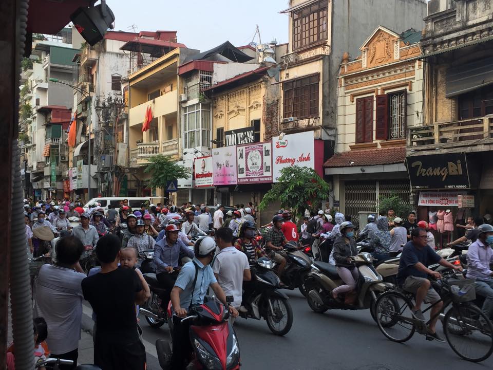 Pháp luật - Nổ bốt điện trước trụ sở công an phường