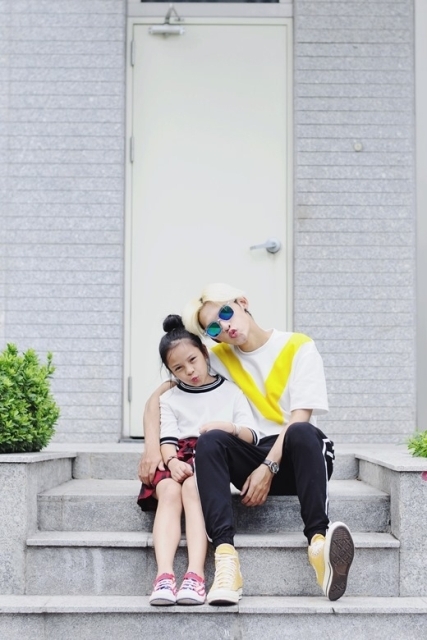 Giải trí - Chùm ảnh anh trai em gái Việt chênh nhau 11 tuổi gây sốt (Hình 5).