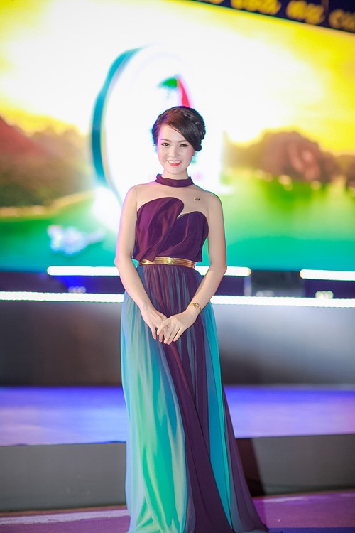 Giải trí - ‘Gái một con’ Thụy Vân đẹp duyên dáng làm MC tại Carnaval Hạ Long