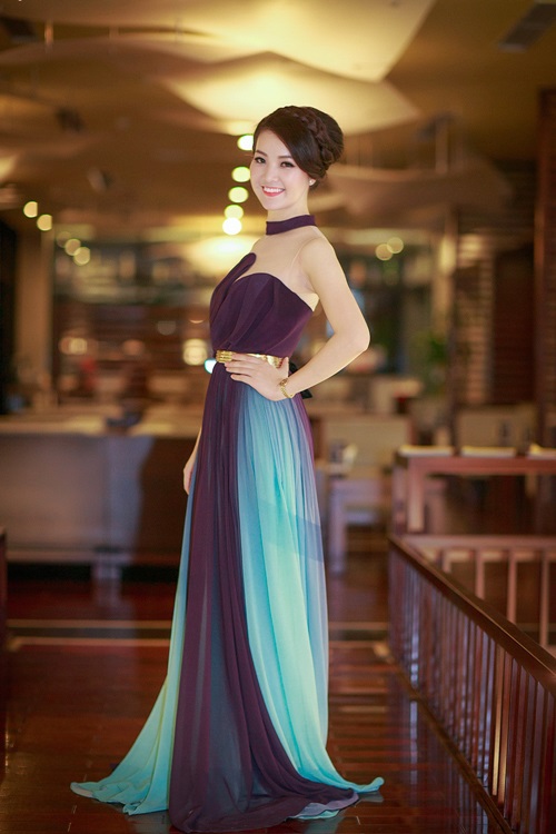 Giải trí - ‘Gái một con’ Thụy Vân đẹp duyên dáng làm MC tại Carnaval Hạ Long (Hình 3).