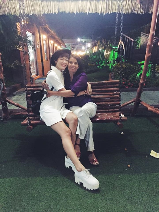 Giải trí - Hot girl, hot boy Việt chia sẻ khoảnh khắc ngọt ngào bên mẹ