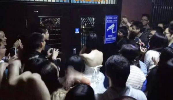 Đời sống - Cô gái mặc váy cưới đứng trước ký túc xá nam cầu hôn bạn trai (Hình 2).