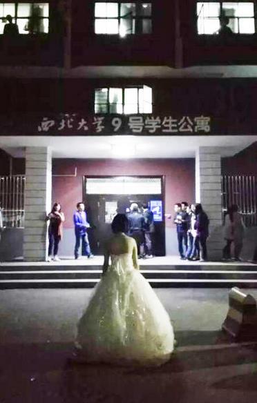 Đời sống - Cô gái mặc váy cưới đứng trước ký túc xá nam cầu hôn bạn trai (Hình 4).