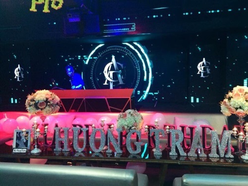 Giải trí - Hương Tràm ‘quậy tung’ quán bar mừng sinh nhật tuổi 20
