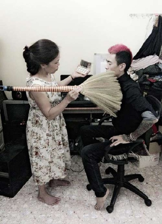 Giải tr&iacute; - &lsquo;Cười nghi&ecirc;ng ngả&rsquo; với tin nhắn của Giang Popper v&agrave; mẹ U55