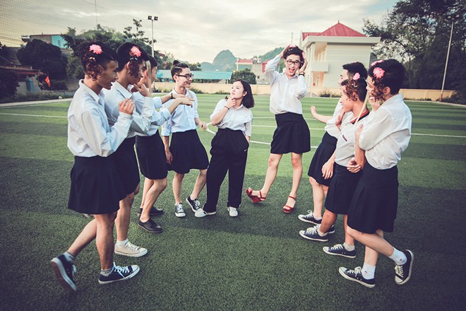 Giải trí - Nam sinh đồng loạt mặc váy chụp ảnh kỷ yếu gây xôn xao (Hình 2).