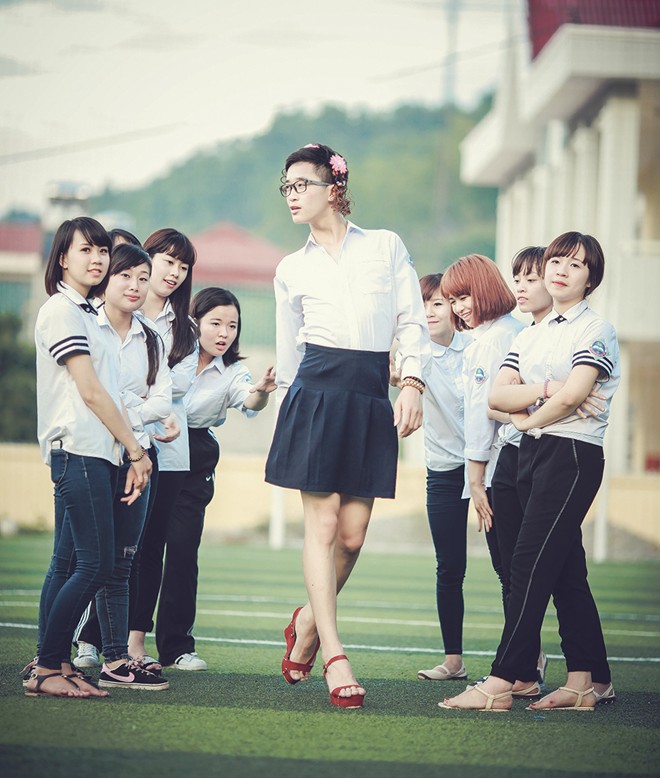 Giải trí - Nam sinh đồng loạt mặc váy chụp ảnh kỷ yếu gây xôn xao (Hình 3).