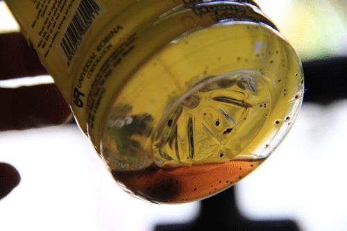 Đời sống - Người d&acirc;n phản &aacute;nh chai C2 bị 'bốc hơi', chứa nhiều dị vật bẩn