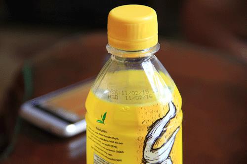 Đời sống - Người d&acirc;n phản &aacute;nh chai C2 bị 'bốc hơi', chứa nhiều dị vật bẩn (H&igrave;nh 2).