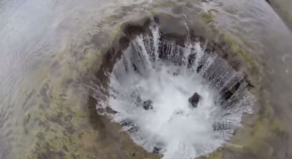 C&ocirc;ng nghệ - Video: Giải m&atilde; hố b&iacute; ẩn h&uacute;t nước h&agrave;ng trăm năm ở hồ Lost