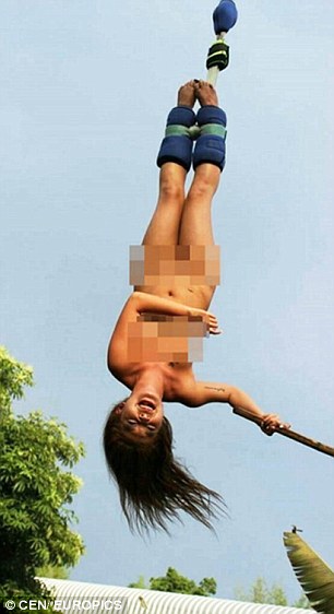 Thế giới - Video: Người mẫu Hong Kong g&acirc;y sốc v&igrave; khỏa th&acirc;n nhảy Bungee (H&igrave;nh 3).