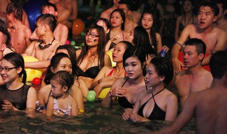 Giải trí - Đêm đại tiệc bikini Hà Nội gây tranh cãi gay gắt