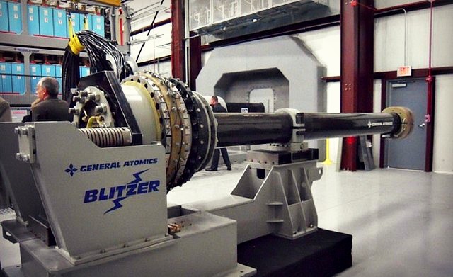 Công nghệ - Video: Súng điện từ railgun bắn xuyên thép như chọc thủng giấy (Hình 2).