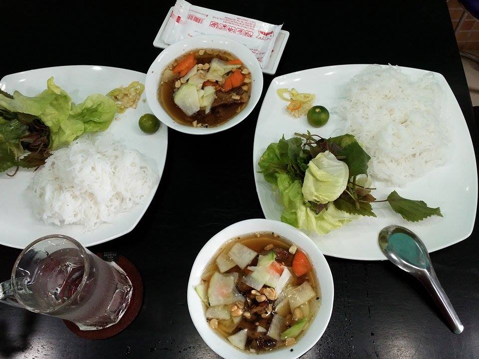 Giải trí - Lệ Rơi gây xôn xao với quán bún chả ‘Ba thằng khùng’ (Hình 6).