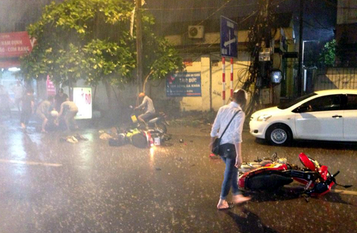 Xã hội - Hà Nội: Gió lốc làm bật gốc cây, quật ngã người đi đường