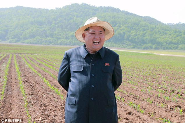Xã hội - Nhà lãnh đạo Kim Jong-un đội mũ thời trang đi thăm lúa (Hình 3).