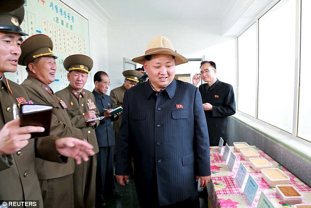 Xã hội - Nhà lãnh đạo Kim Jong-un đội mũ thời trang đi thăm lúa (Hình 4).