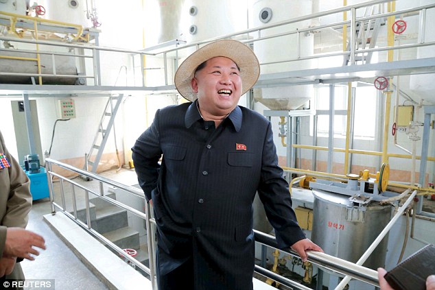Xã hội - Nhà lãnh đạo Kim Jong-un đội mũ thời trang đi thăm lúa (Hình 5).