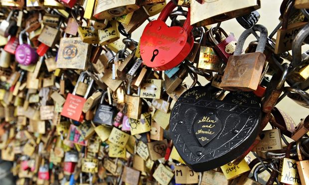 Thế giới - ‘Cầu tình yêu’ huyền thoại ở Paris bị phá bỏ gây tranh cãi