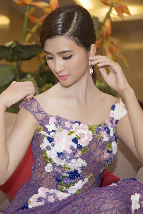 Giải trí - Kim Tuyến đẹp kiêu sa trong chiếc đầm đính pha lê cầu kỳ (Hình 3).