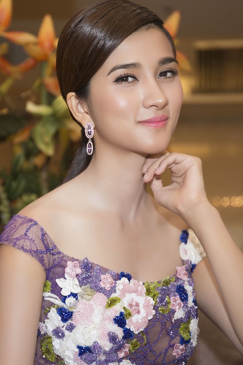 Giải trí - Kim Tuyến đẹp kiêu sa trong chiếc đầm đính pha lê cầu kỳ (Hình 4).