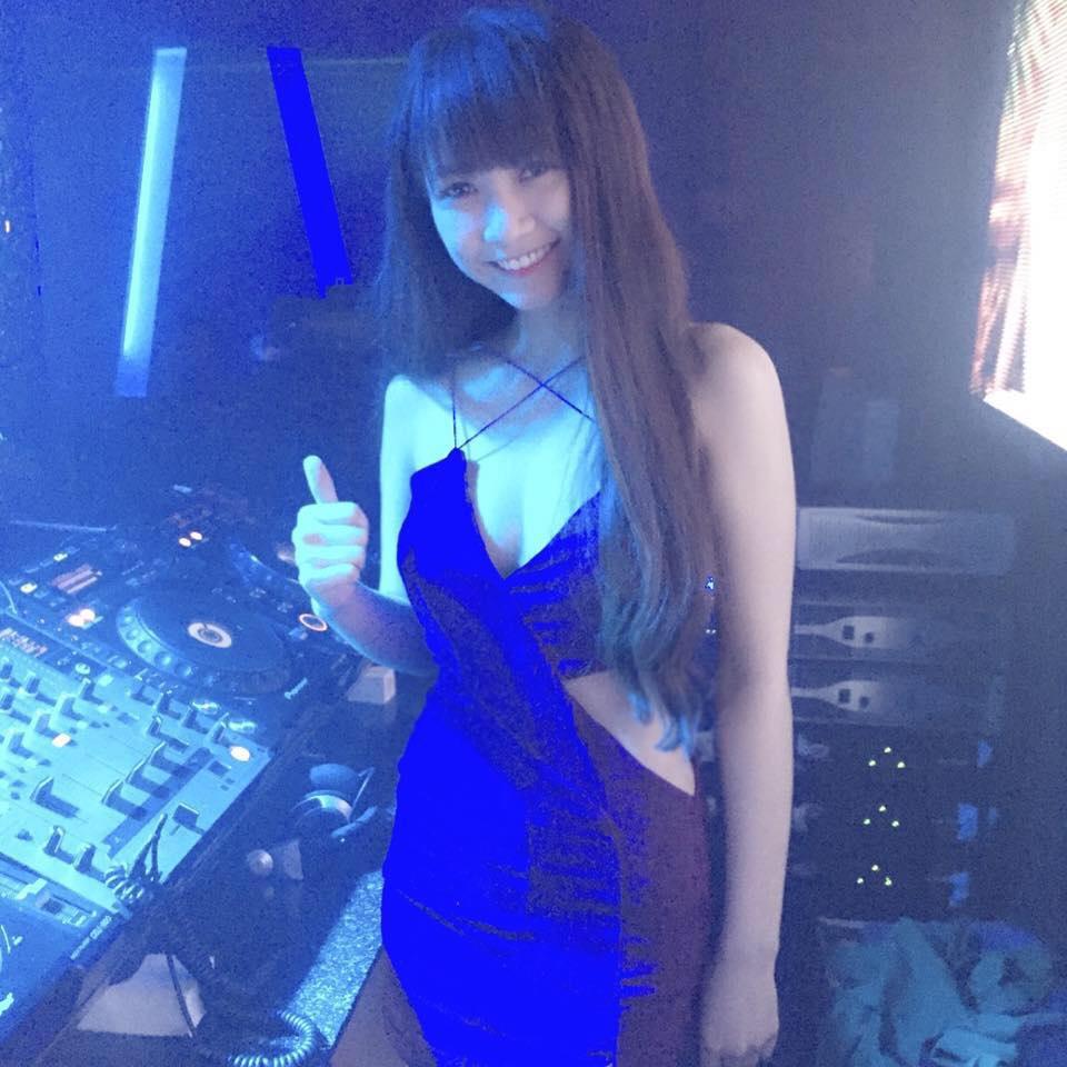 Giải trí - Ảnh bikini cực nóng bỏng của nữ DJ trẻ nhất Sài Thành