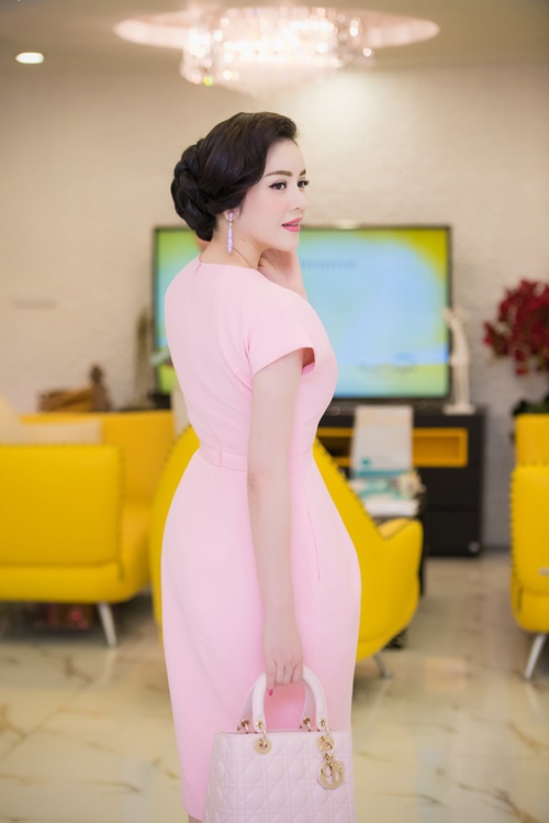 Giải trí - Lý Nhã Kỳ xuất hiện kiêu sa, đài các tại Hà Nội (Hình 5).